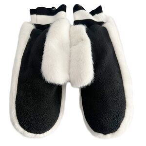NWT NIKE mittens Chic Black and White
